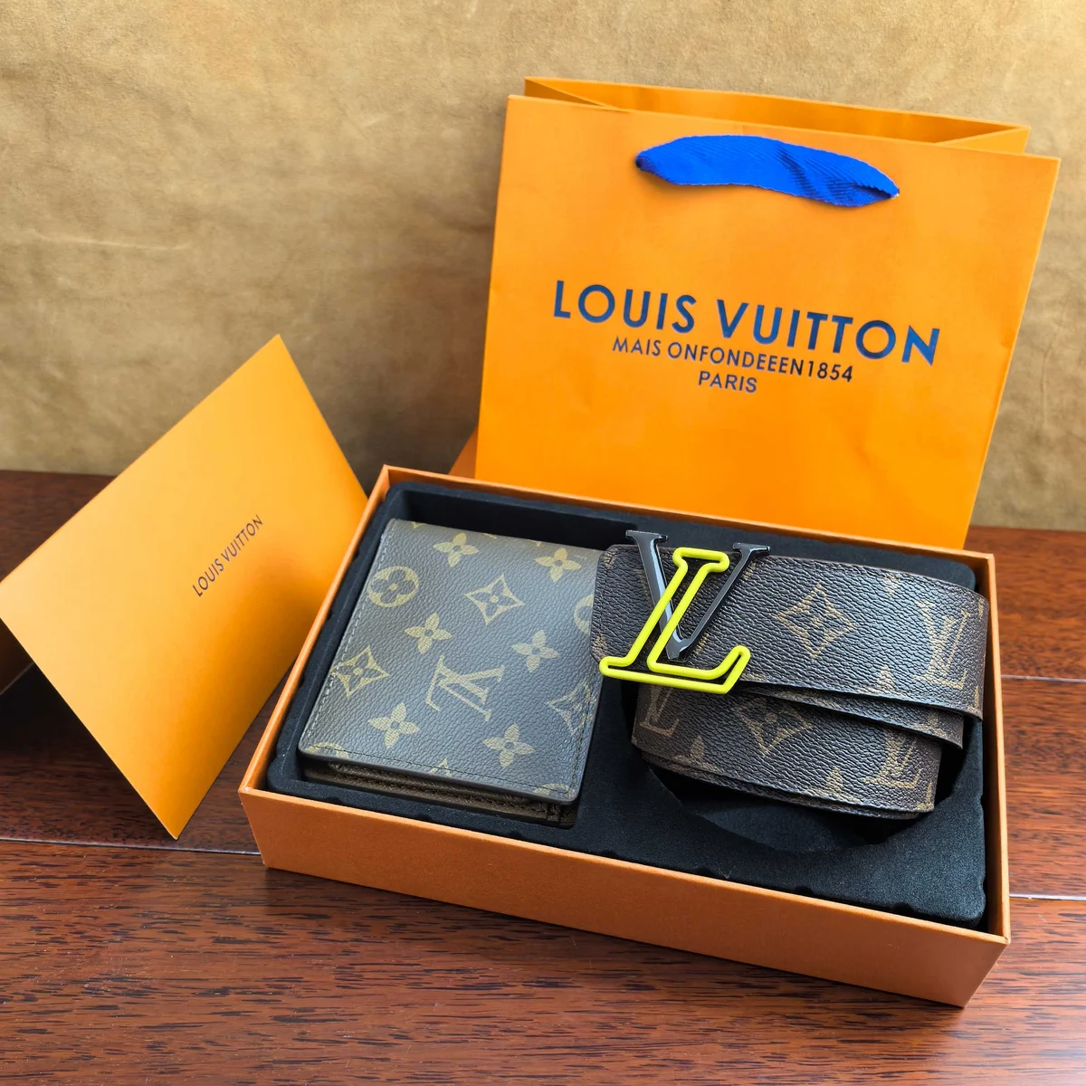 Louis Vuitton Belt gift set 35035 · CKS