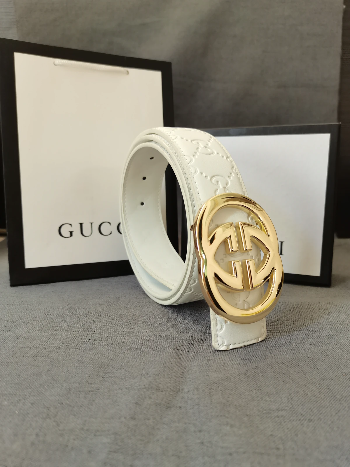 Cinturón Gucci con hebilla ovalada de G entrelazadas · CKS
