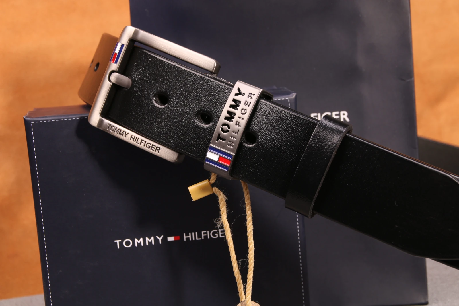 Tommy Hilfiger broad-wordmark pin belt · CKS