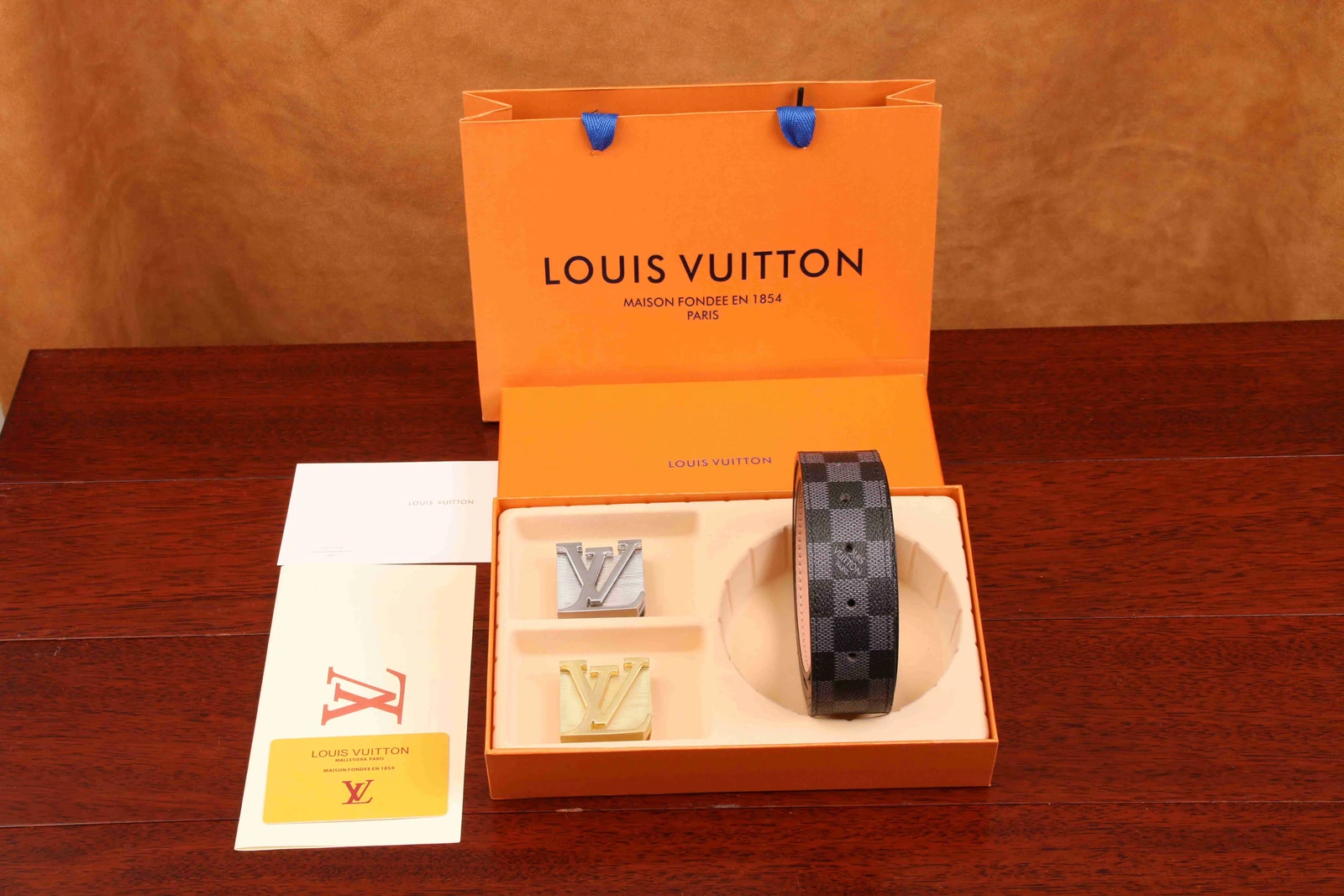 Louis Vuitton solid-backed LV-plaque belt · CKS