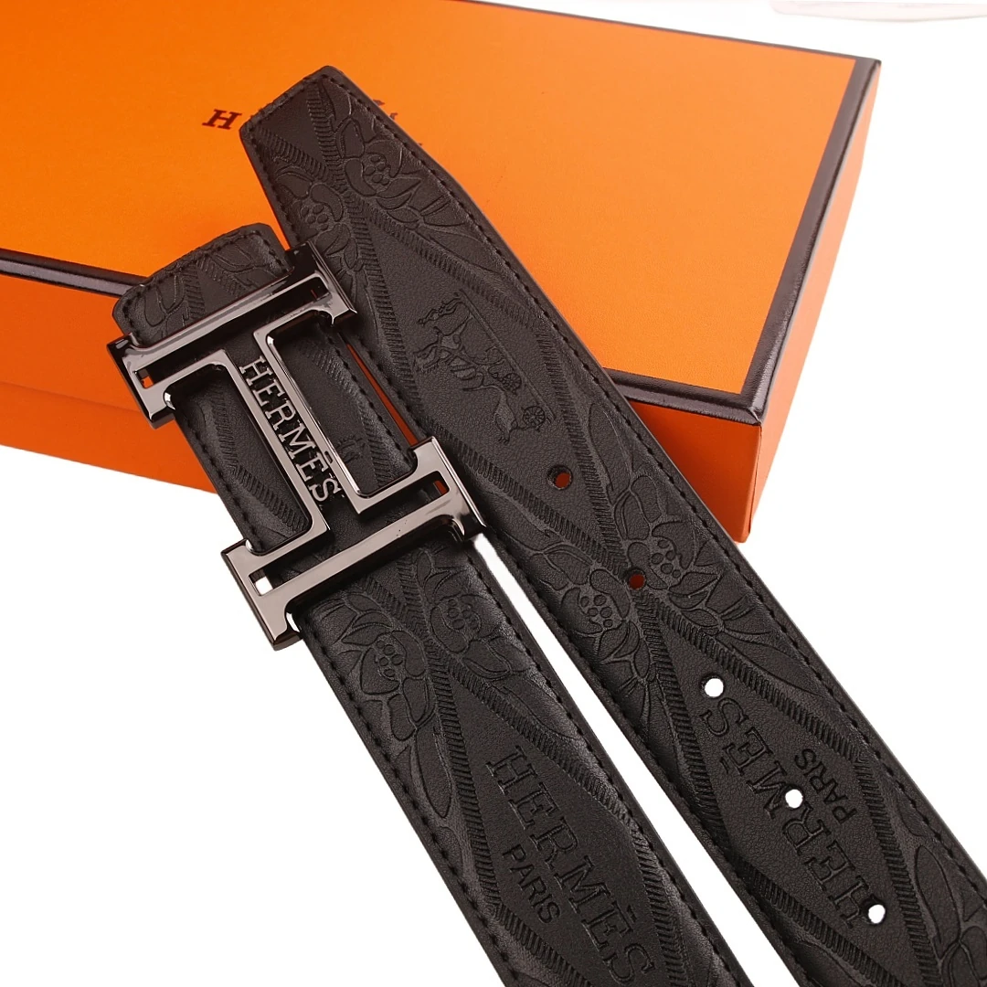 Cinturón Hermès con hebilla H calada y motivo floral en relieve · CKS