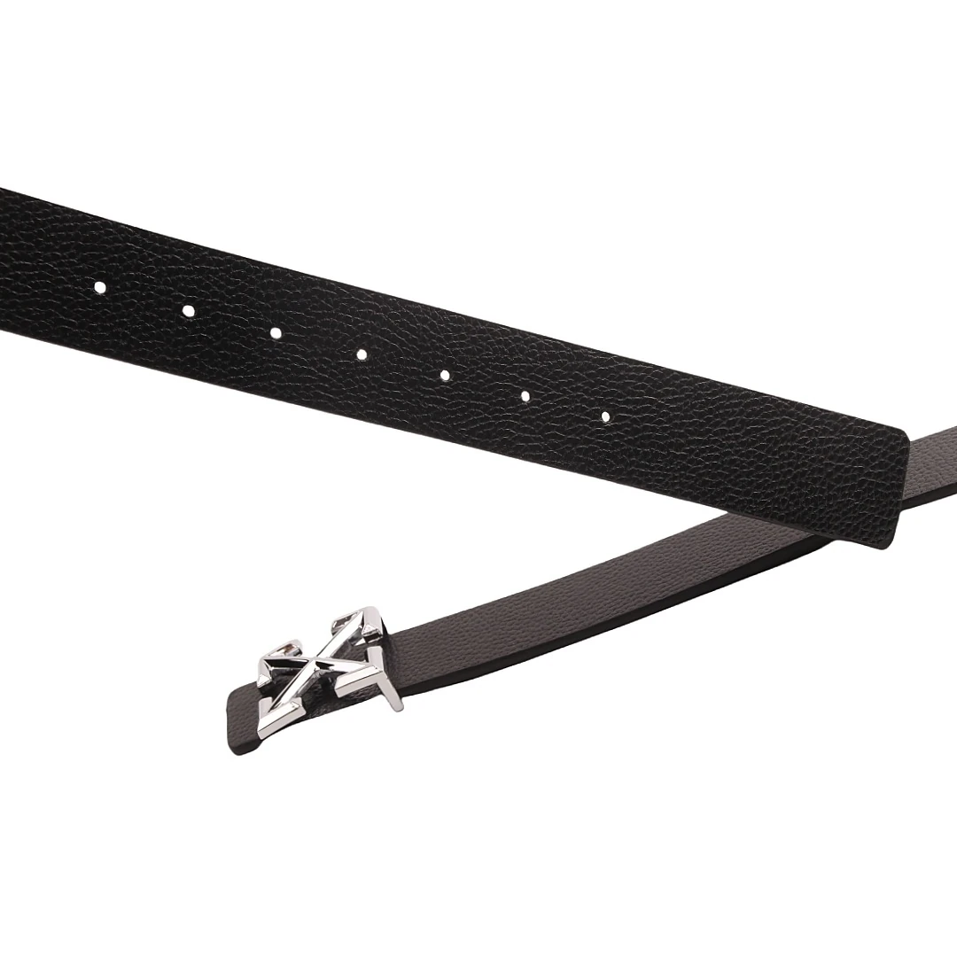 Cinturón Off-White con hebilla de flechas · CKS