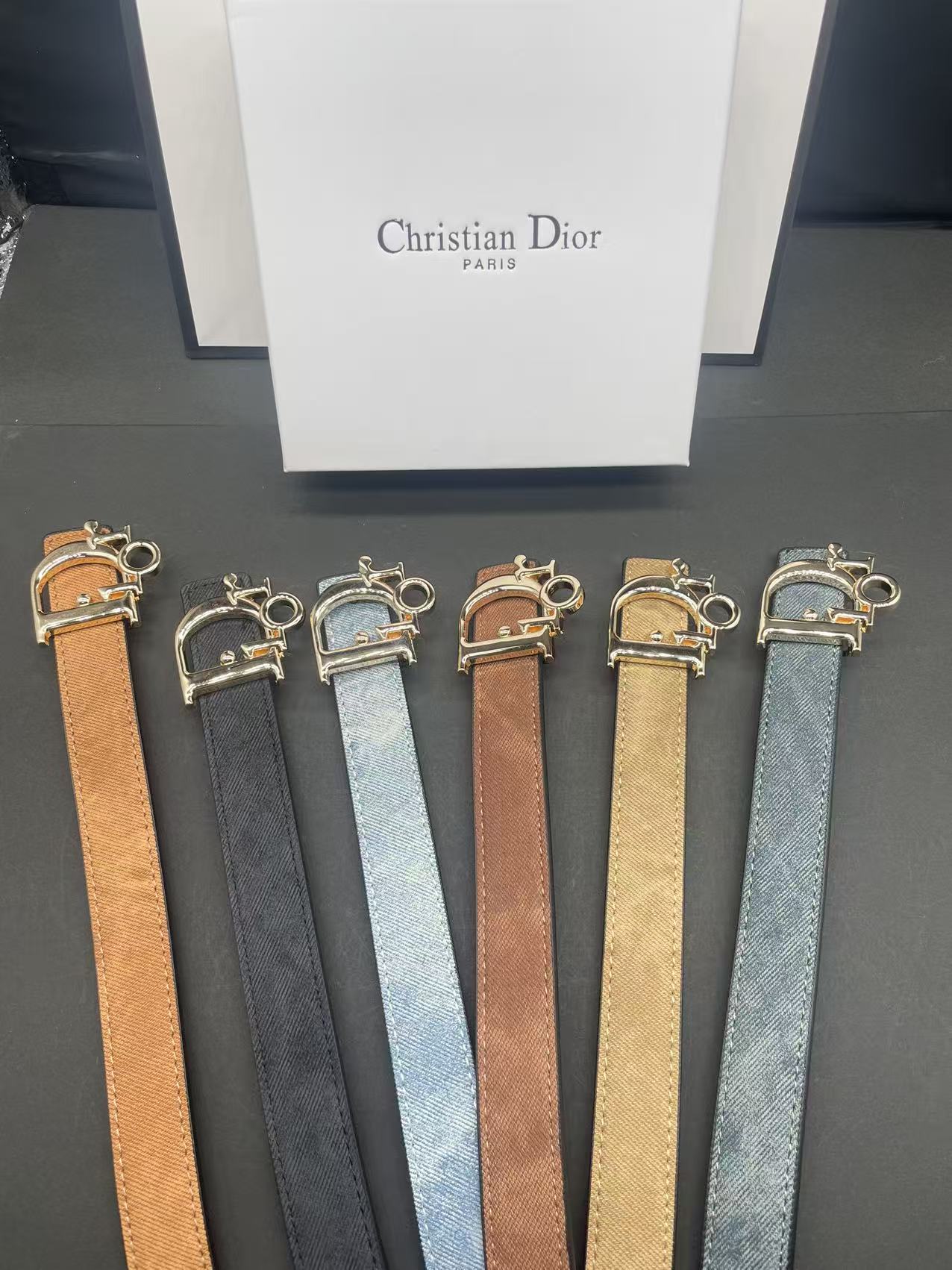 Cinturón Dior con hebilla de letras esculpidas · QW6