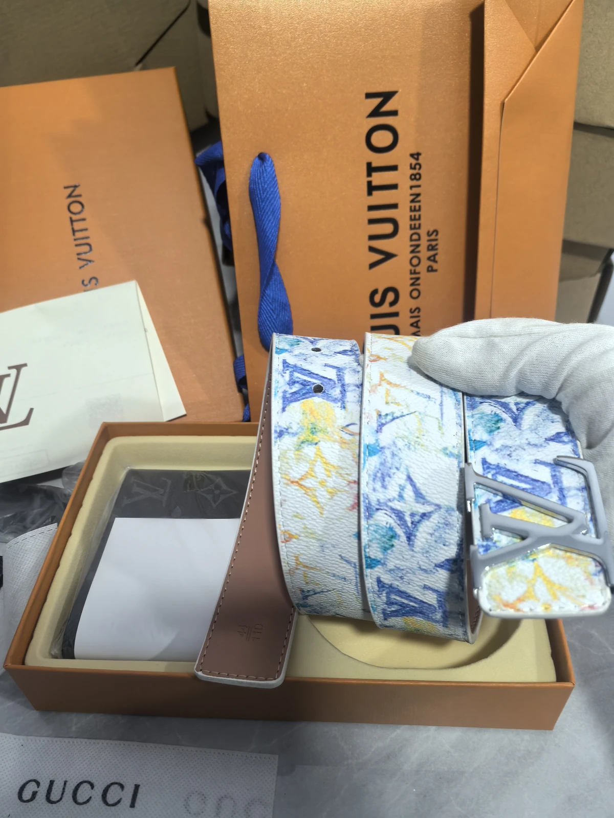 Conjunto de cinturón y cartera Louis Vuitton con estampado de acuarela · QW6