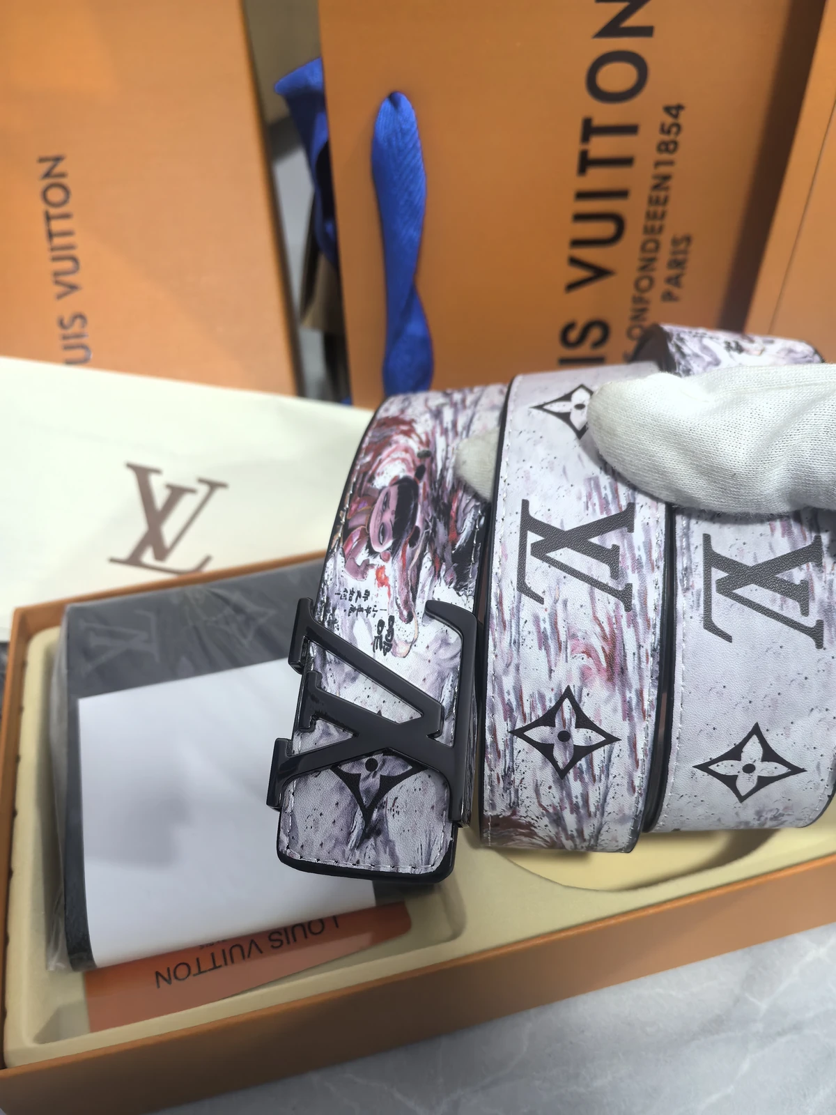 Louis Vuitton sketch-print belt & wallet set · QW6