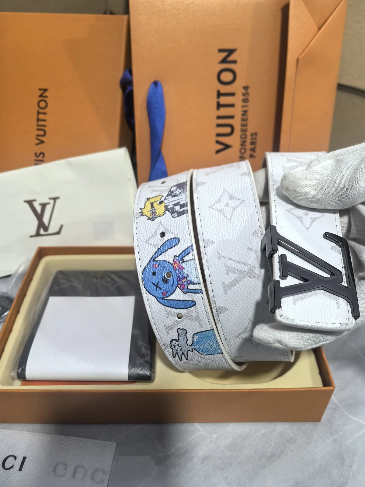 Conjunto de cinturón y cartera Louis Vuitton con estampado de dibujos azules · QW6