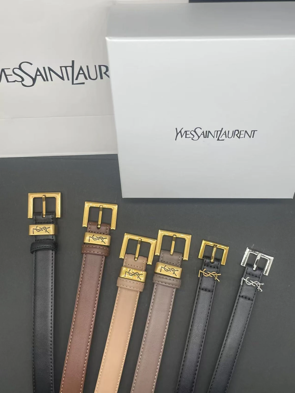 Cinturón Saint Laurent de hebilla rectangular y trabilla con logo · QW6