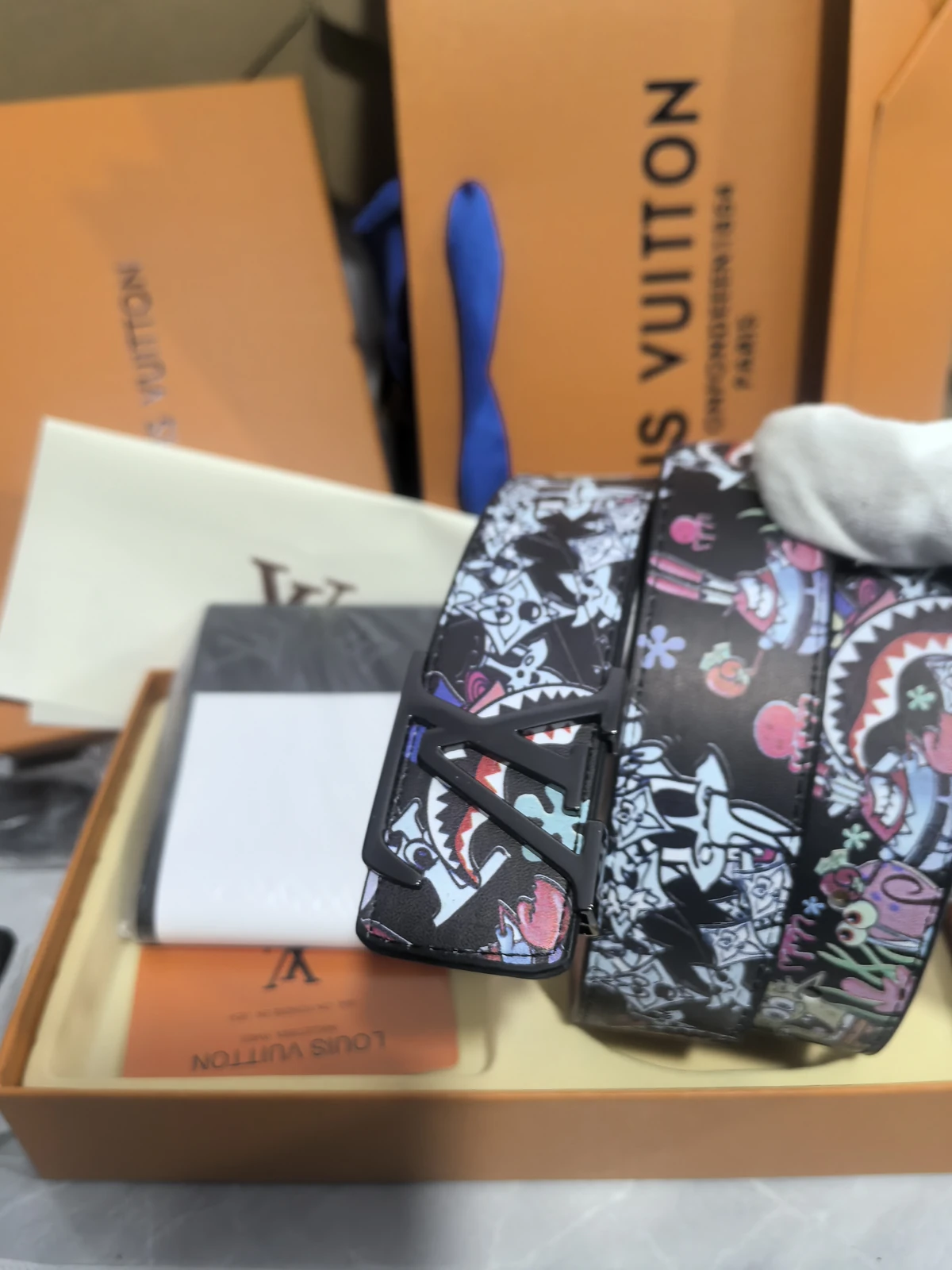 Conjunto de cinturón y cartera Louis Vuitton con estampado oscuro de dibujos · QW6