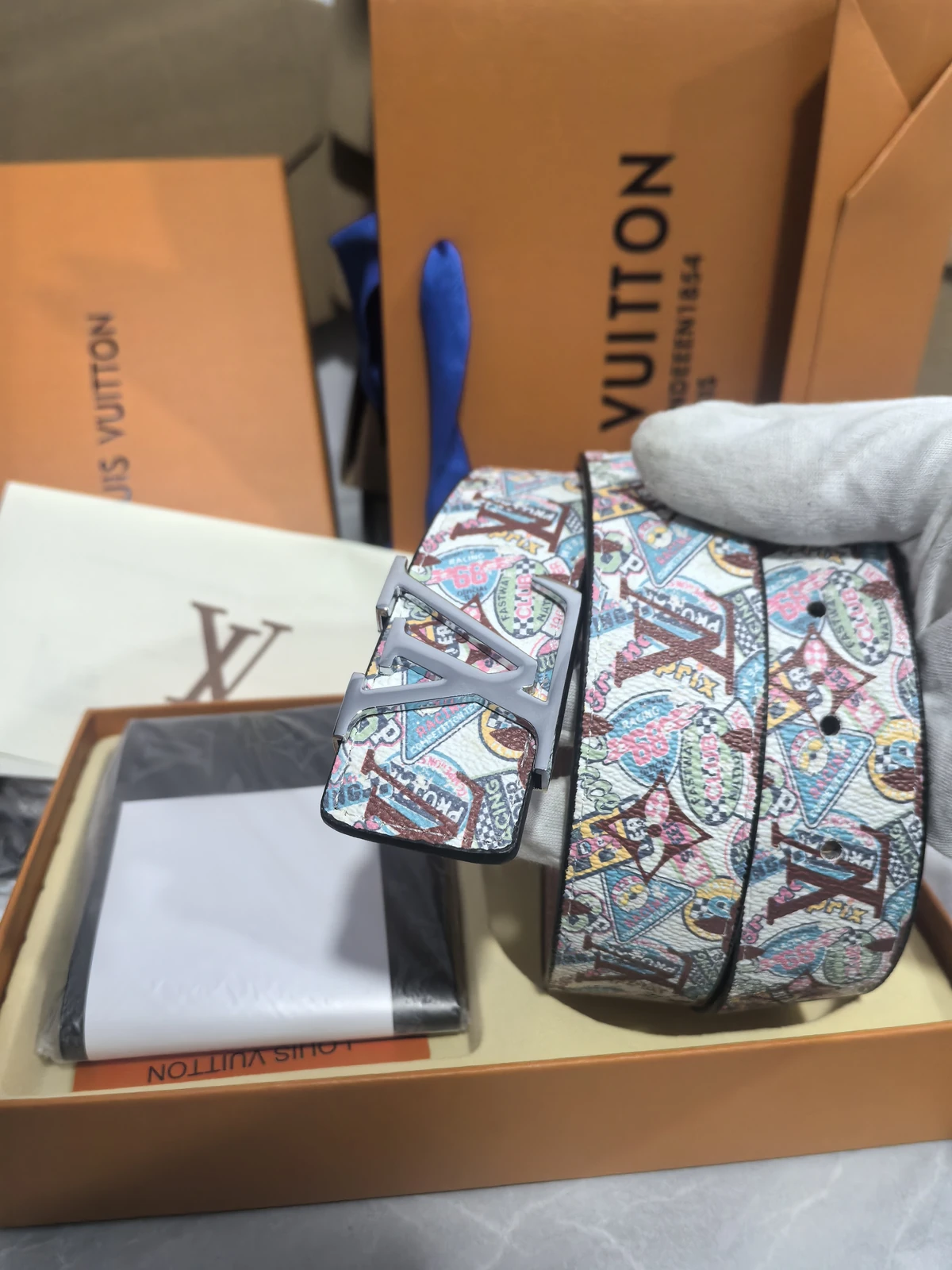 Conjunto de cinturón y cartera Louis Vuitton con estampado de mosaico · QW6