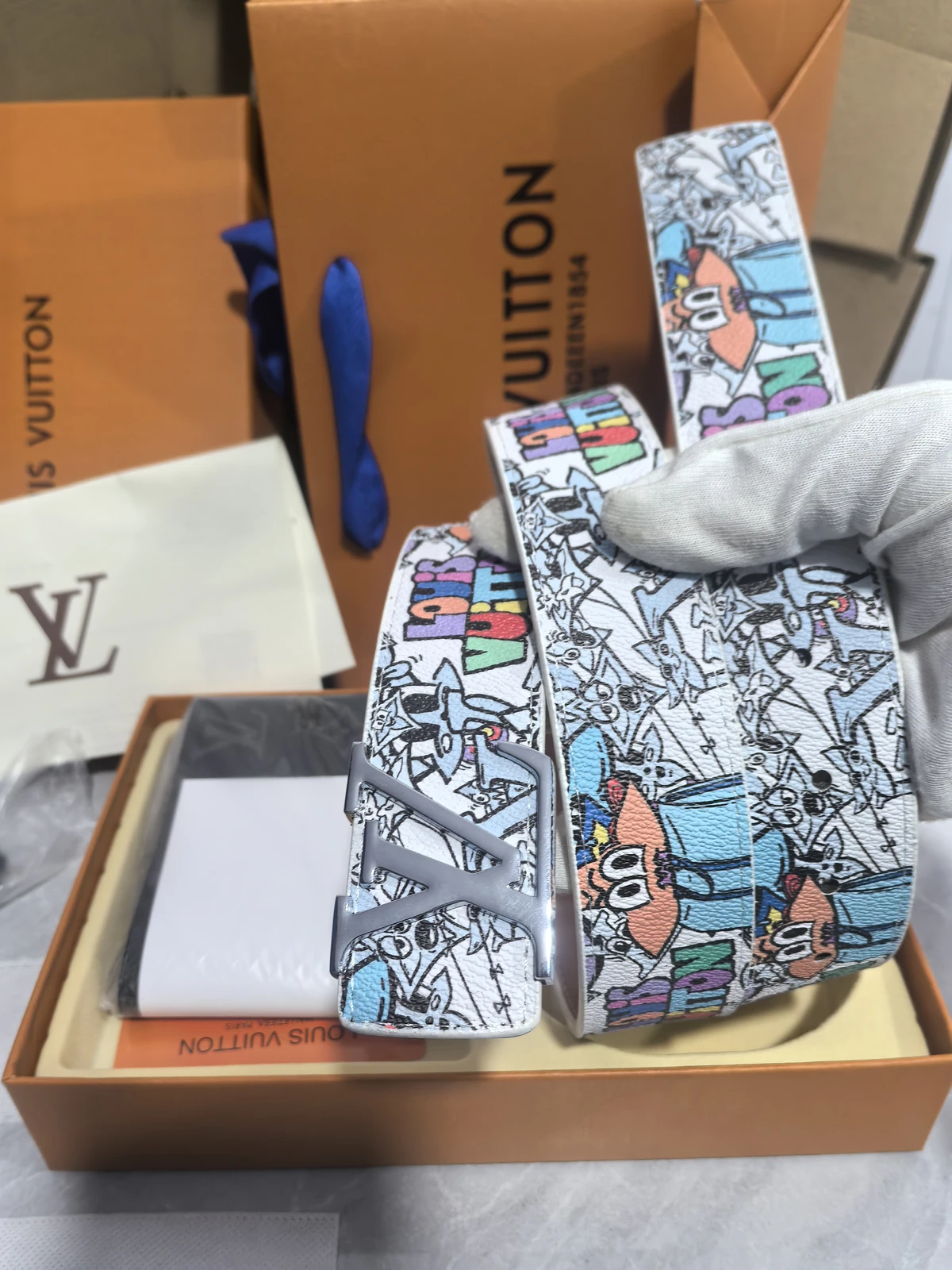 Louis Vuitton comic-graphic belt & wallet set · QW6