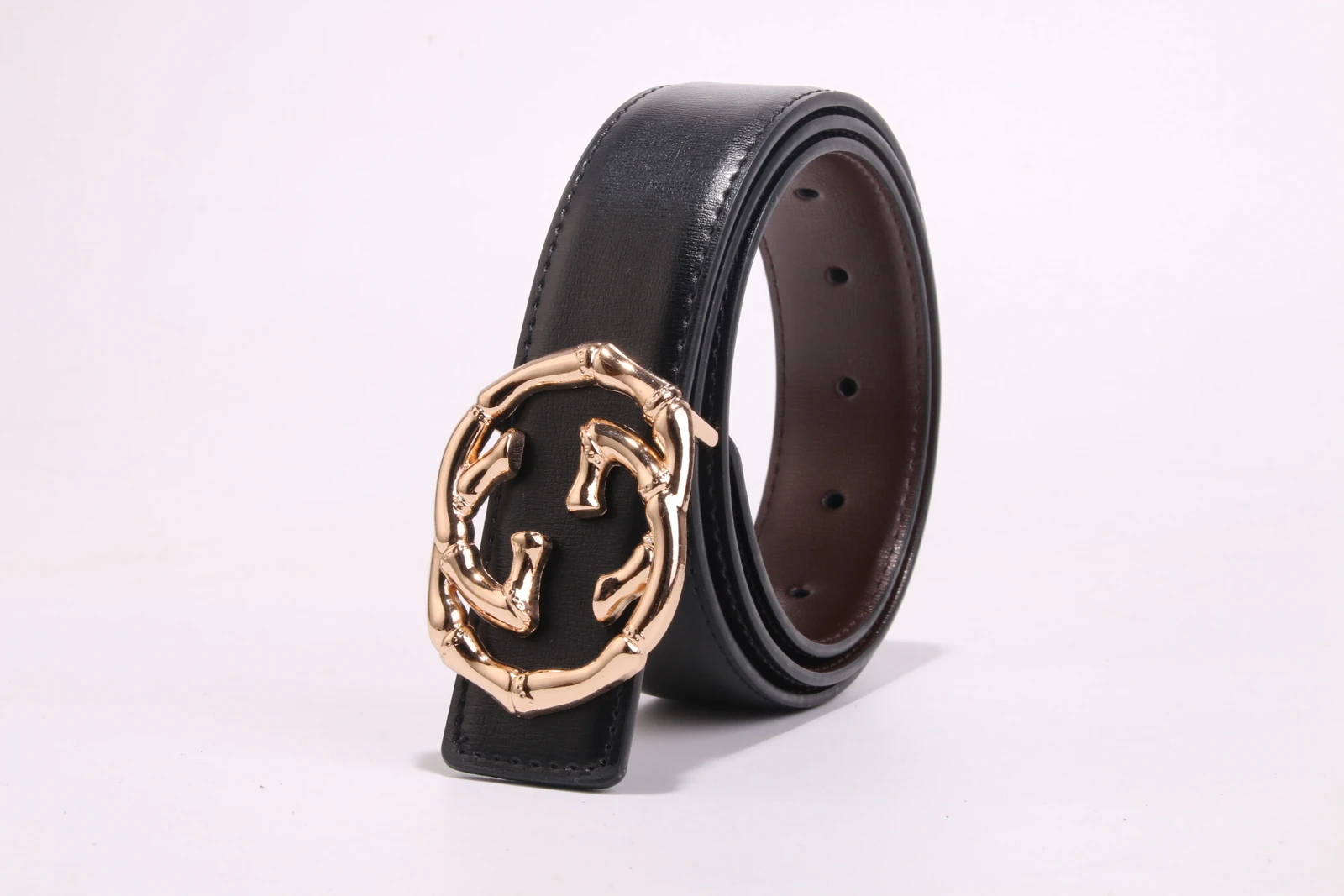 Cinturón Gucci con hebilla GG redonda de relieve bambú · CKS