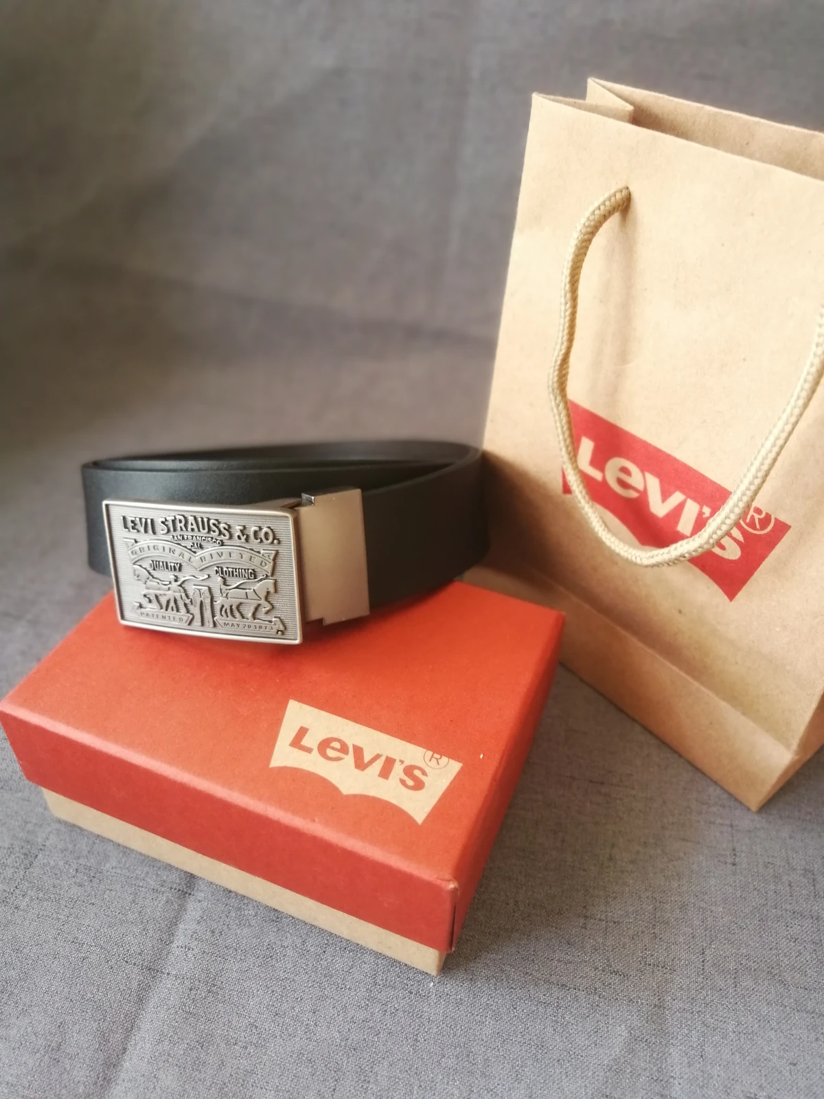 Levi's two-horse relief-plaque belt · CKS