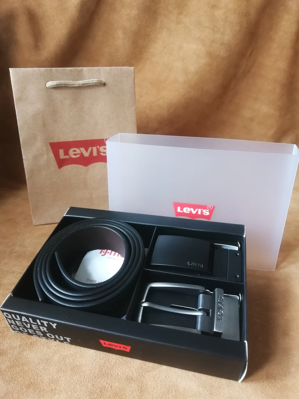 Levi's interchangeable pin and plaque belt · CKS