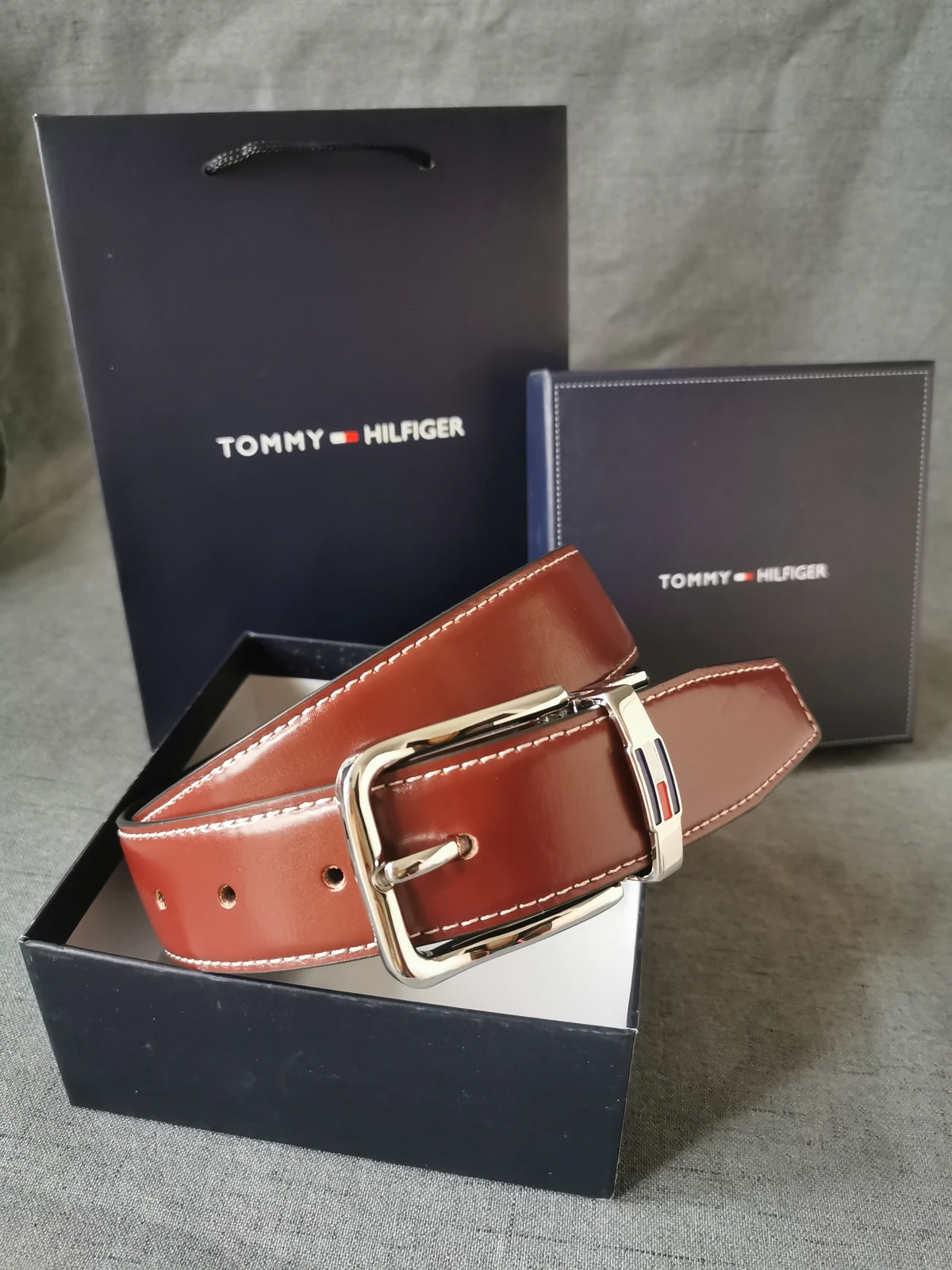 Cinturón Tommy Hilfiger con pespuntes en contraste · CKS